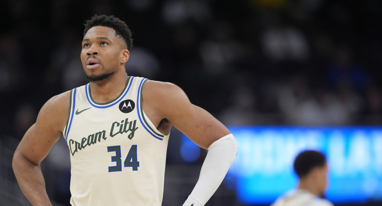 Ο Γιάννης Αντετοκούνμπο επέστρεψε στη δράση, αλλά αυτό δεν ήταν αρκετό για τους Μπακς που ηττήθηκαν από τους Μπόστον Σέλτικς/Photo by Patrick McDermott/Getty Images