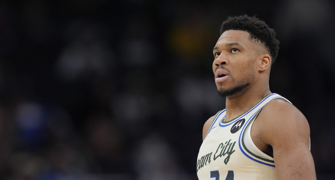 Ο Γιάννης Αντετοκούνμπο πέτυχε 24 πόντους στην ήττα των Μπακς από τους Χοκς/Photo by Patrick McDermott/Getty Images