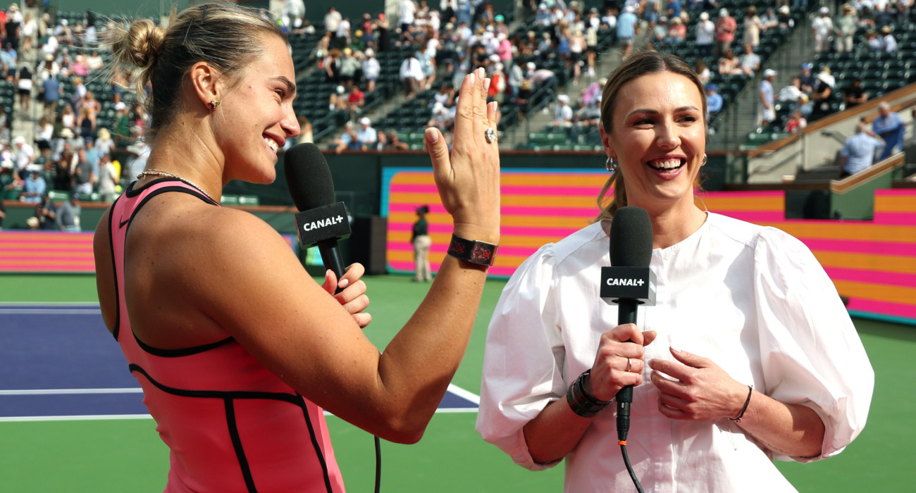 Η Αρίνα Σαμπαλένκα δείχνει το μονόπετρό της στην on court συνέντευξη / Πηγή: Harry How/Getty Images