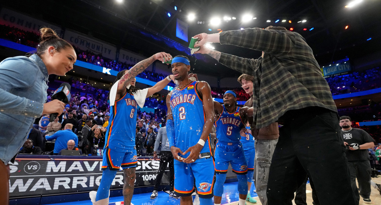 Ο Σέι Γκίλτζιους-Αλεξάντερ αποθεώνεται απ' τους συμπαίκτες του και γίνεται... λούτσα μετά το απίθανο ρεκόρ του / Photo by Jesse D. Garrabrant/NBAE via Getty Images