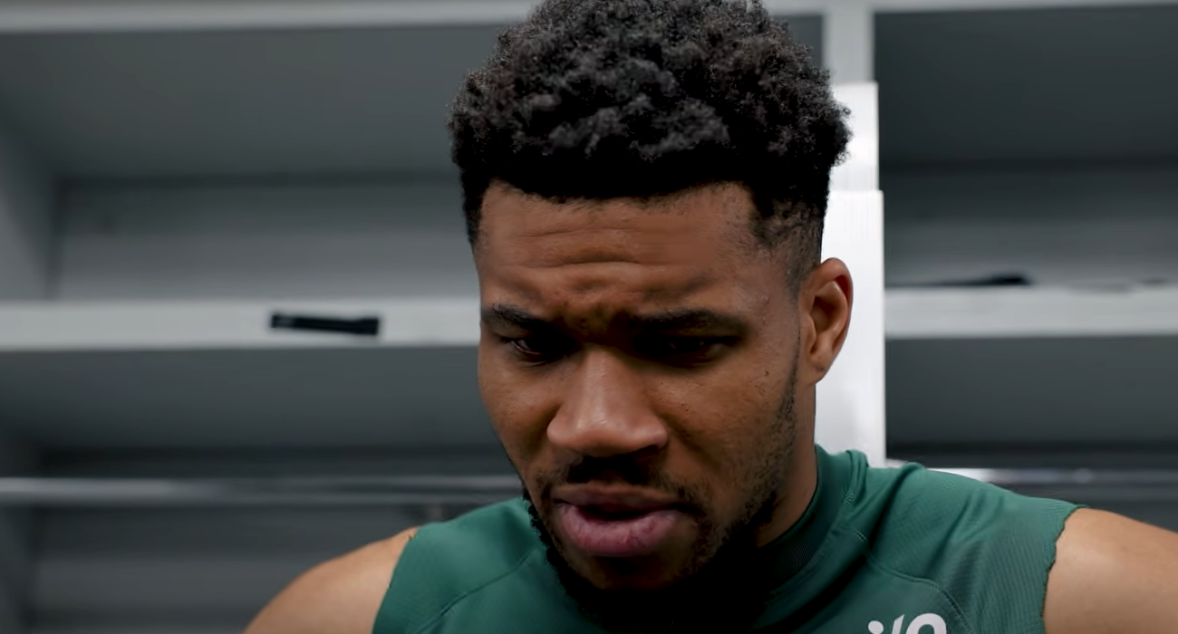 Ο Γιάννης Αντετοκούνμπο παραχωρεί δηλώσεις στους ανθρώπους των Μπακς / Screenshot