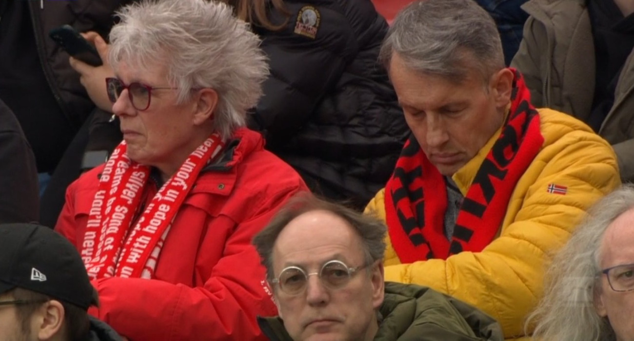 Power nap από τον οπαδό της Λεβερκούζεν στη κερκίδα του γηπέδου / Screenshot