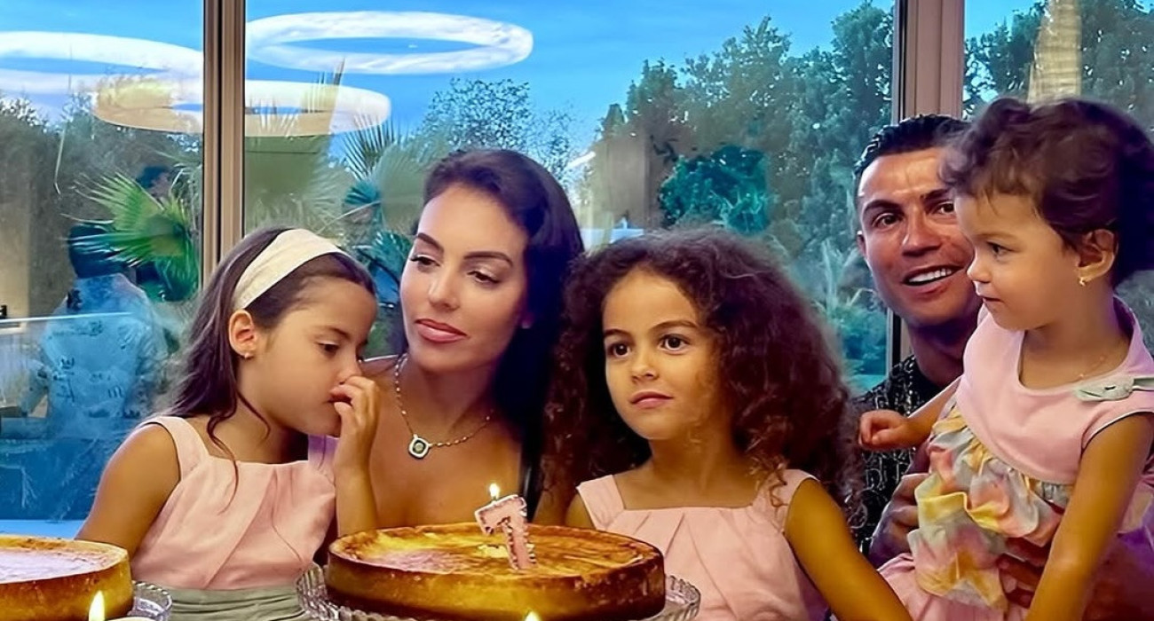 Ο Κριστιάνο Ρονάλντο με τη σύντροφό του και τις κόρες τους / Πηγή: @cristiano