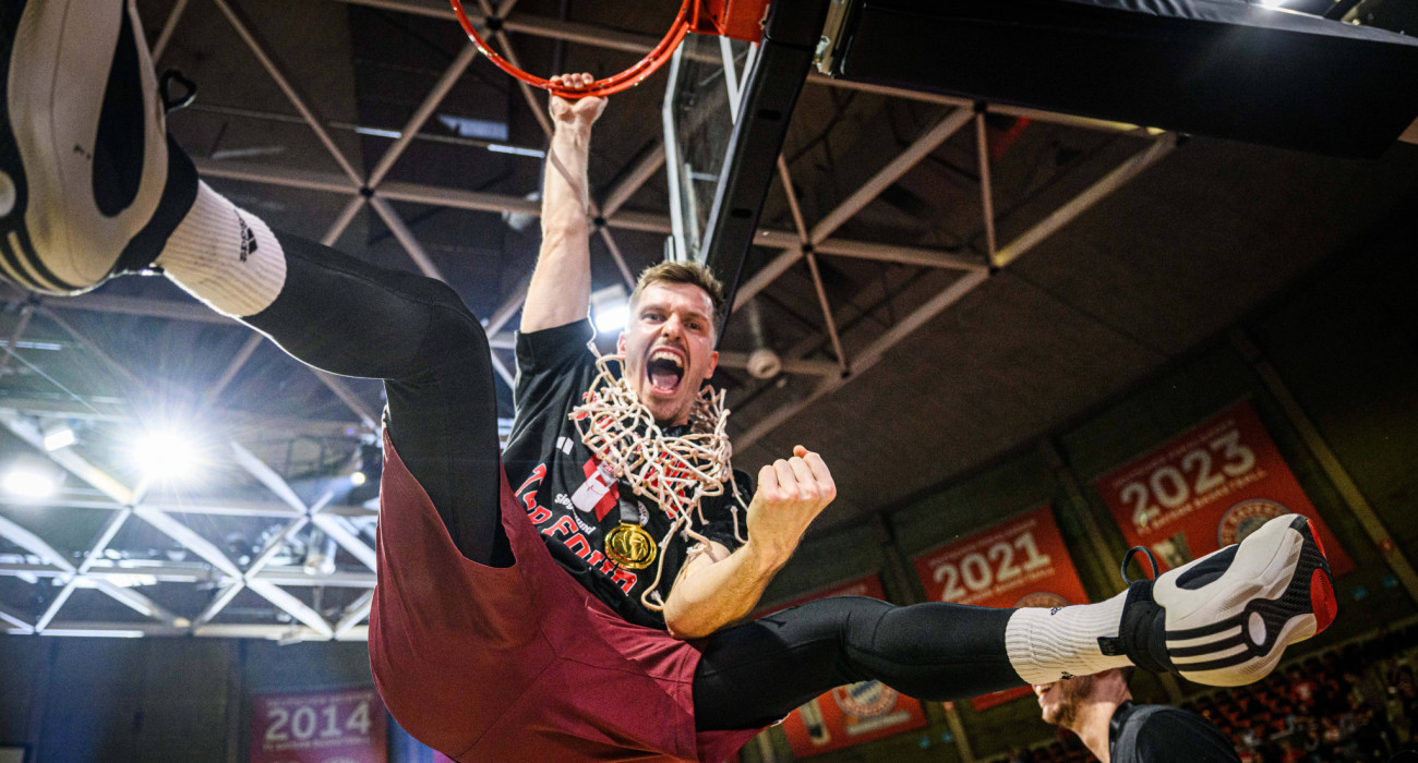 O Αντρέας Ομπστ πανηγυρίζει σαν... τρελός την κατάκτηση του γερμανικού πρωταθλήματος απ' την Μπάγερν Μονάχου το 2024 / Πηγή: IMAGO