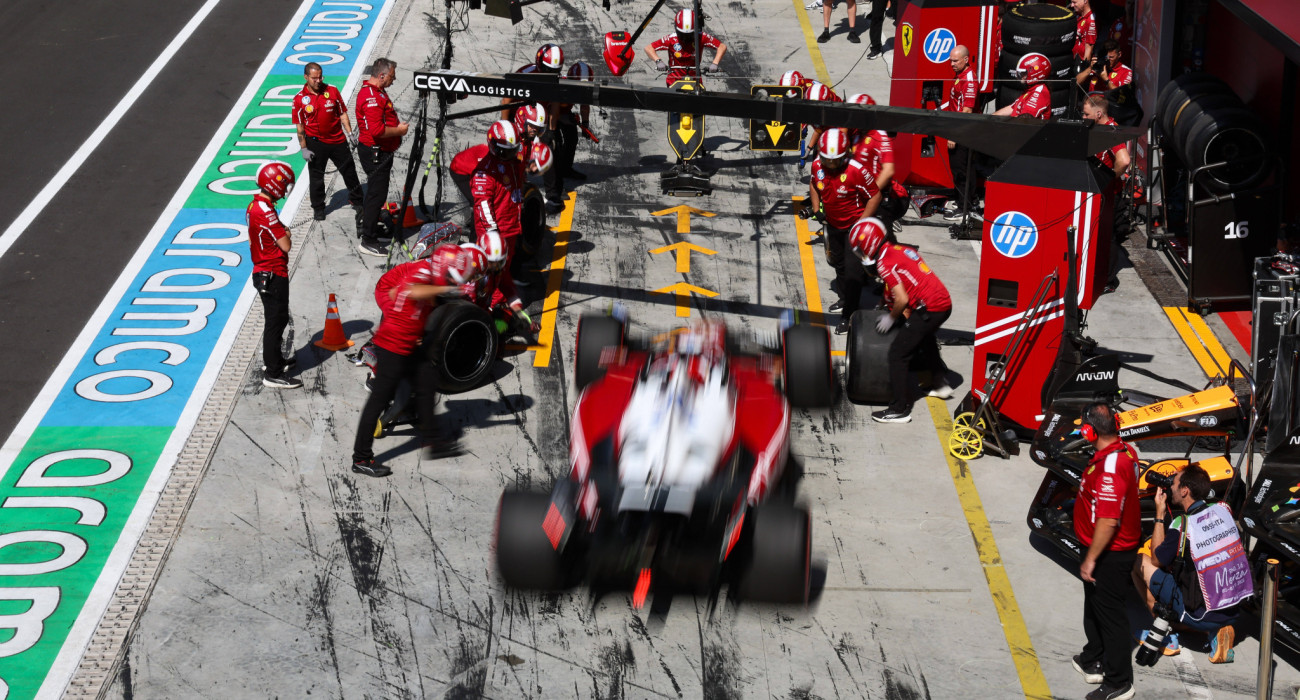 H Ferrari έτοιμη να δεχθεί την φροντίδα των μηχανικών στο pit lane / Πηγή: Imago