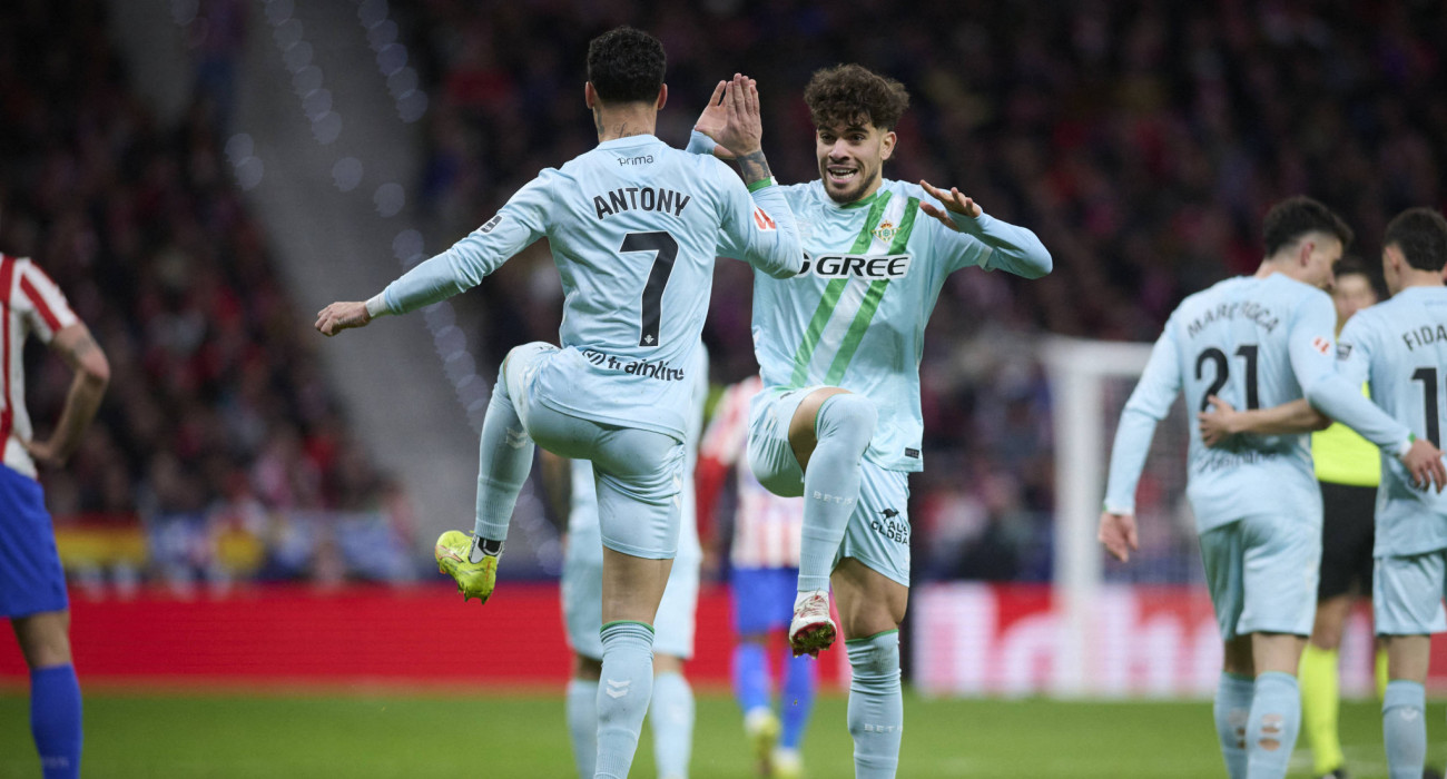 Ο Άντονι (αριστερά) και ο Άμπντε πανηγυρίζουν γκολ της Μπέτις / Πηγή: Imago