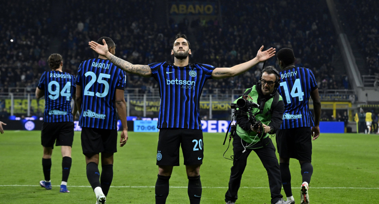Ο Χακάν Τσαλχάνογλου της Ίντερ πανηγυρίζει το γκολ που πέτυχε κόντρα στην Τζένοα / Πηγή: Imago
