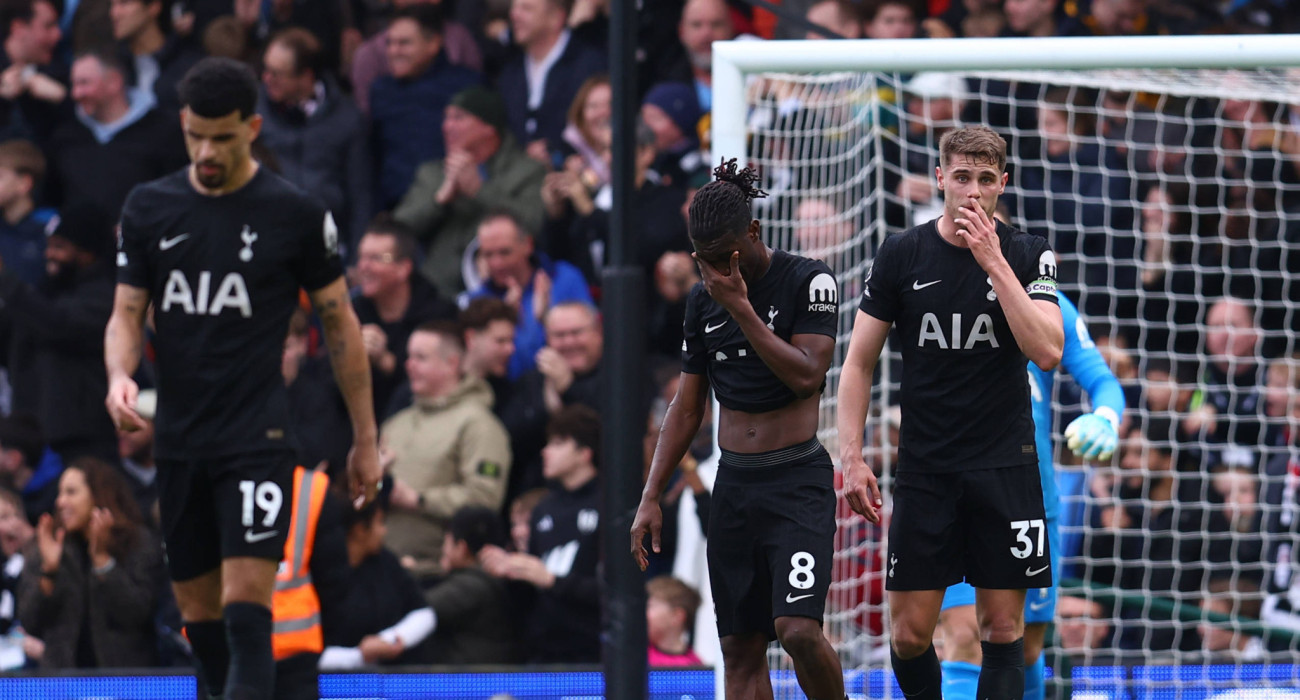 O Nτόμινικ Σολάνκε, ο Ιβς Μπισούμα και ο Μίκι Βαν ντε Φεν μετά την ήττα της Τότεναμ από την Φούλαμ / Πηγή: Imago