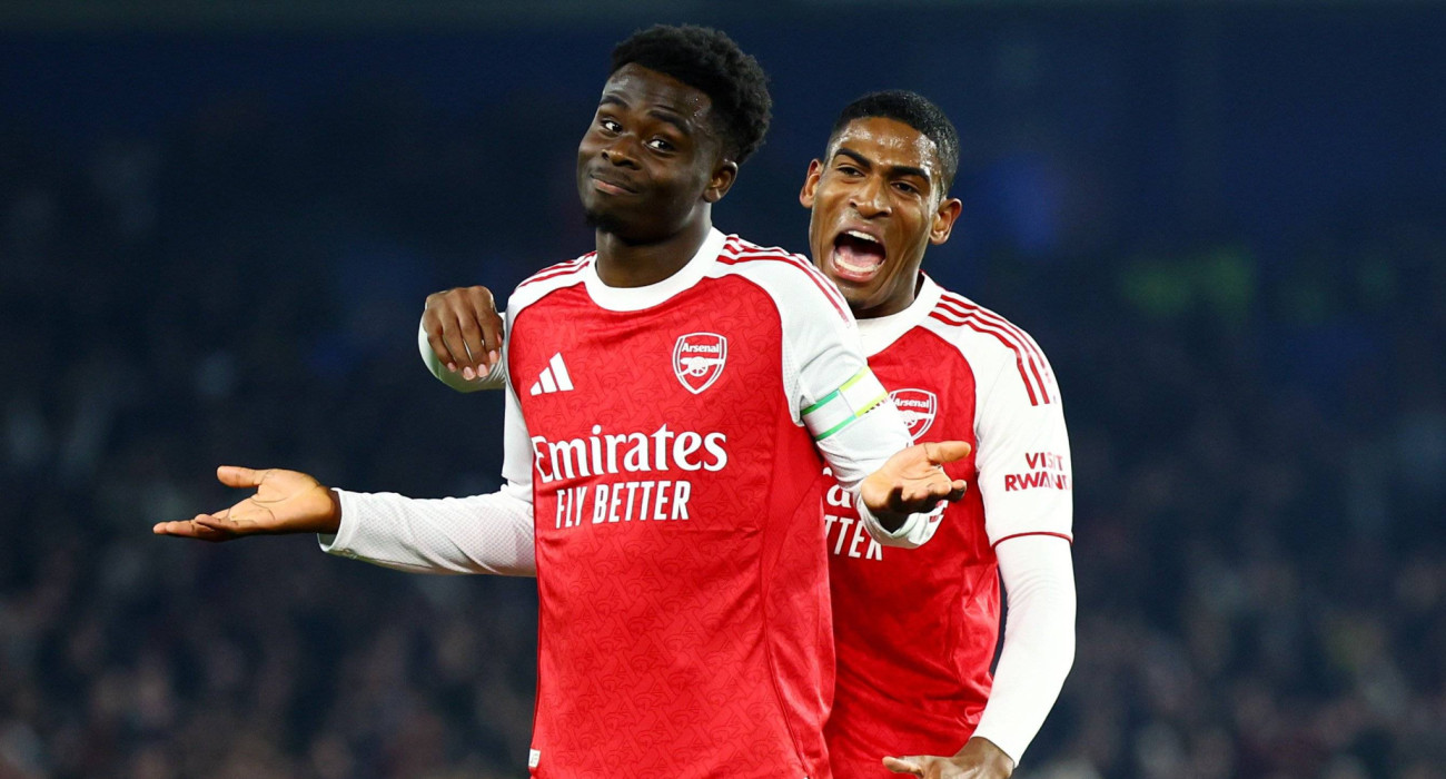 Ο Σακά με τον Μοσκέρα πανηγυρίζουν το γκολ της Άρσεναλ στην έδρα της Μπράιτον / Πηγή: Imago