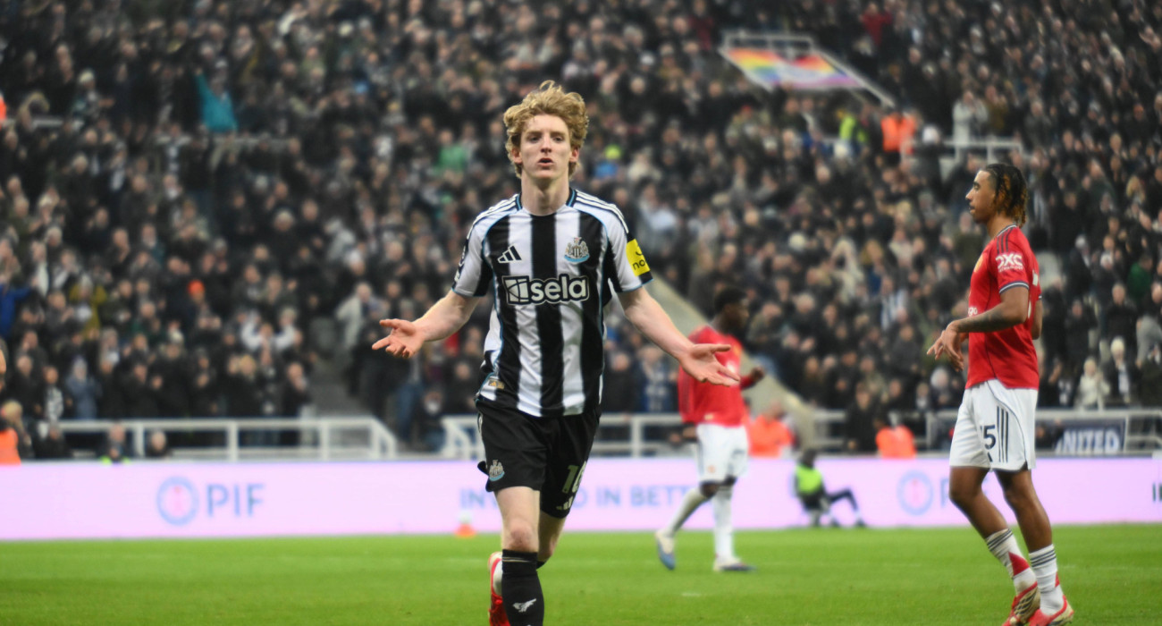 Ο Άντονι Γκόρντον πανηγυρίζει το γκολ της Νιουκάστλ κόντρα στη Μάντσεστερ Γιουνάιτεντ / Πηγή: Imago