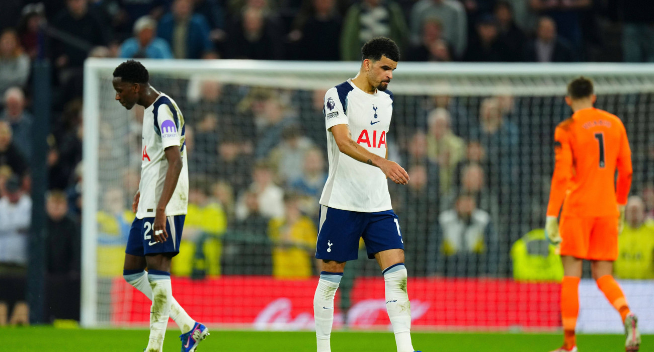 Απογοητευμένοι οι Σαρ και Σολάνκε μετά την ήττα της Τότεναμ από την Κρίσταλ Πάλας / Πηγή: Imago