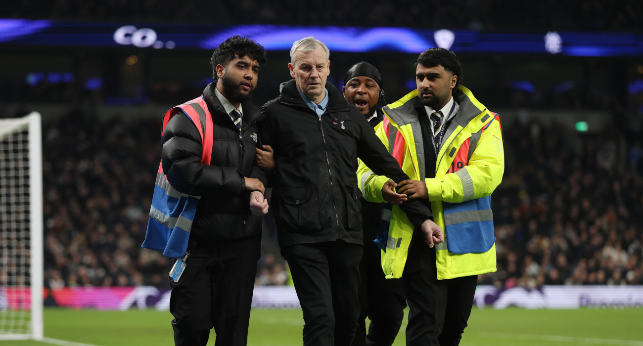 Άνδρες της ασφάλειας απομακρύνουν τον οπαδό της Τότεναμ / Πηγή: Imago