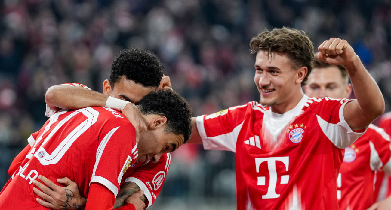 Οι παίκτες της Μπάγερν Μονάχου έχουν γίνει ένα... κουβάρι και πανηγυρίζουν τη νίκη με τη Γκλάντμπαχ / Πηγή: Imago