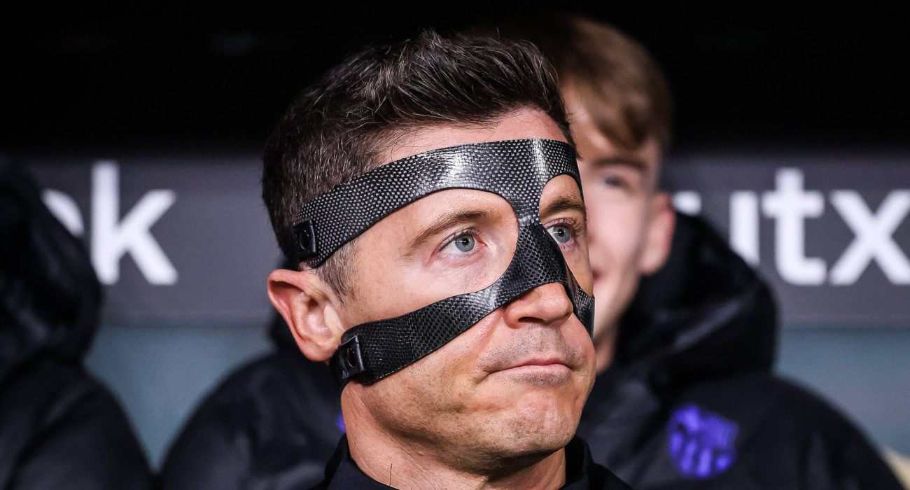 Ο Ρόμπερτ Λεβαντόφσκι με προστατευτική μάσκα / Πηγή: Imago