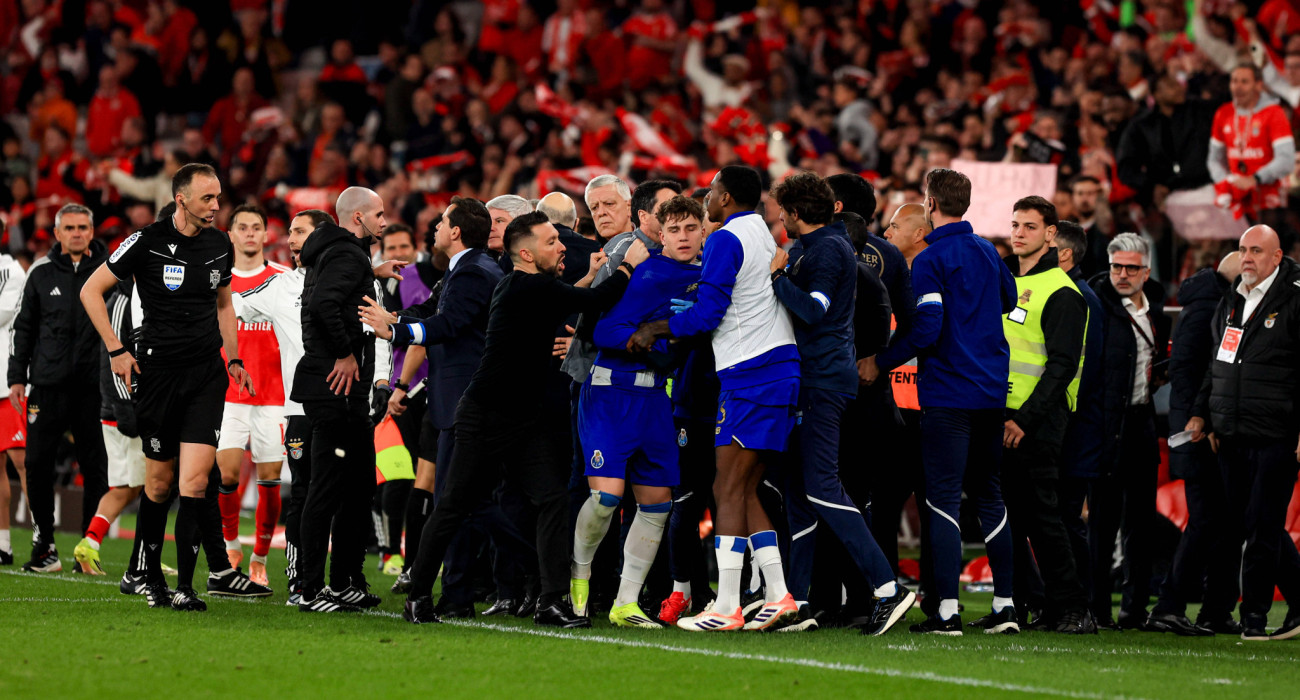 Πολύ μεγάλη ένταση μεταξύ των παικτών της Μπενφίκα και της Πόρτο / Πηγή: Imago