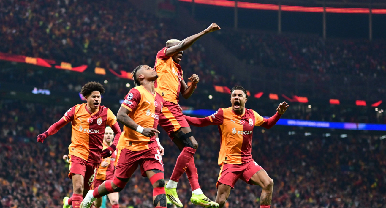 Ο Λεμινά και οι παίκτες της Γαλατασαράι πανηγυρίζουν κόντρα στη Λίβερπουλ / Πηγή: Imago