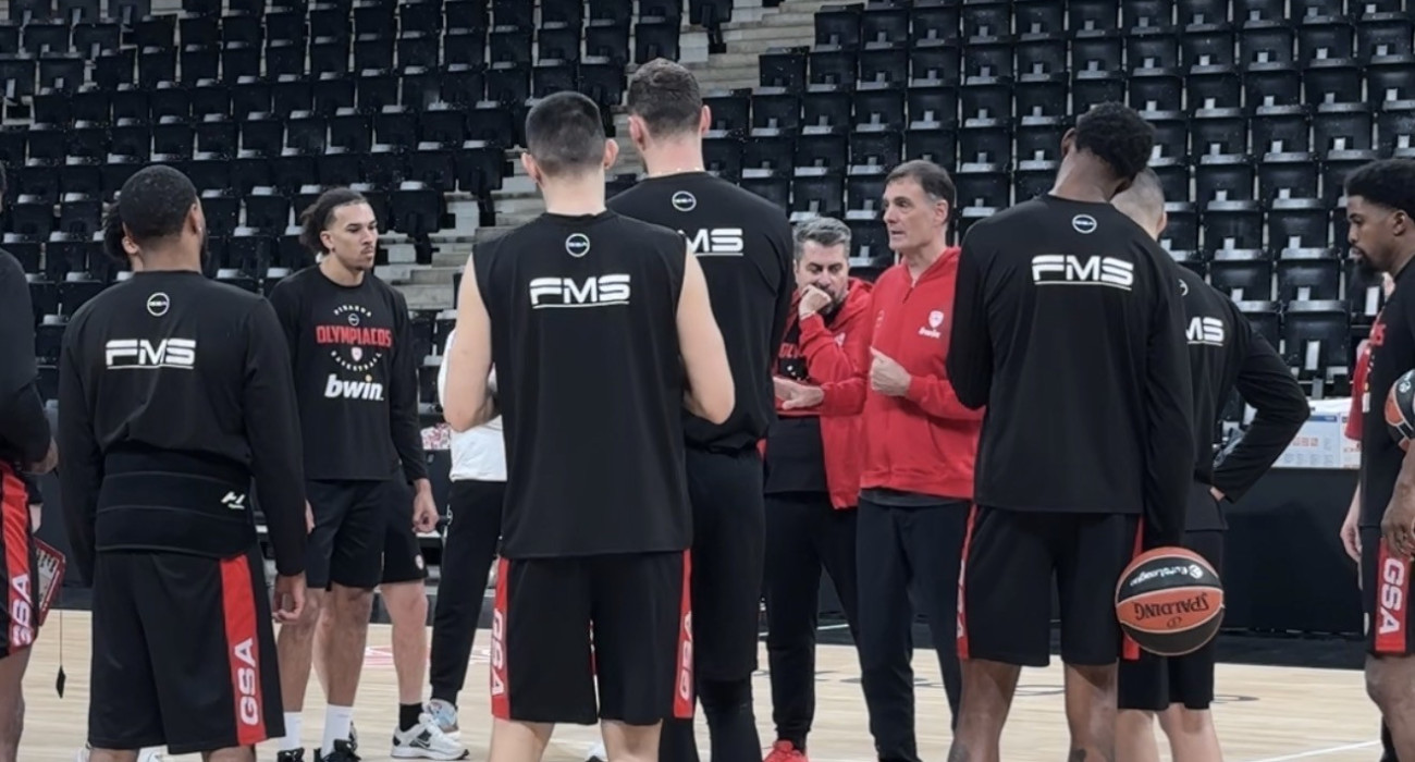 Ο Γιώργος Μπαρτζώκας μιλά στους παίκτες του πριν από το ματς με την Παρί
