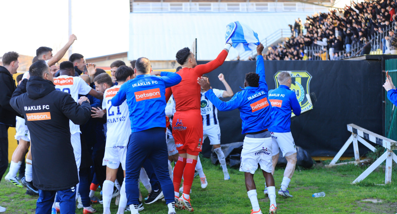 Οι ποδοσφαιριστές του Ηρακλή πανηγυτίζουν την άνοδο στη Stoiximan Super League / Πηγή: Intime