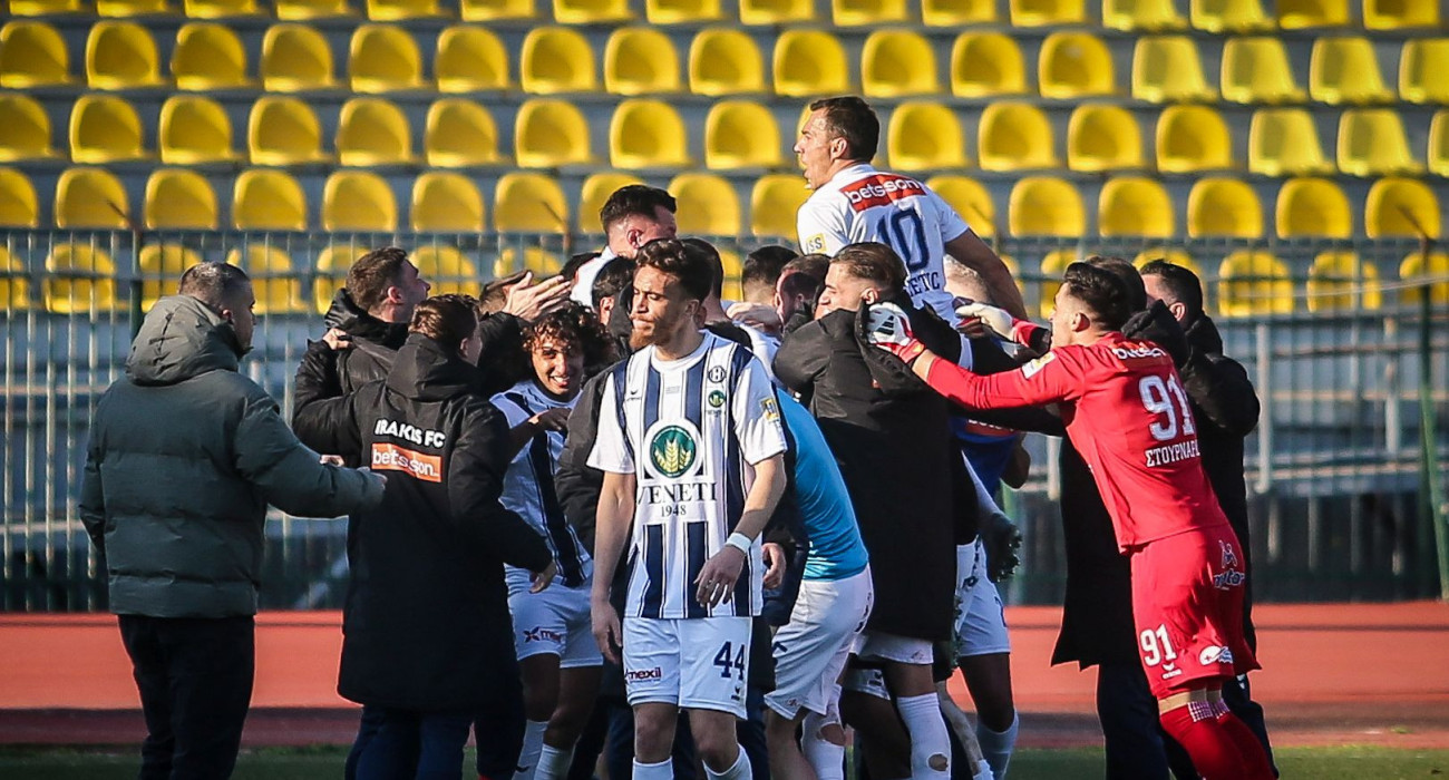 Οι ποδοσφαιριστές του Ηρακλή πανηγυρίζουν την επιστροφή στη Stoiximan Super League / Πηγή: Eurokinissi