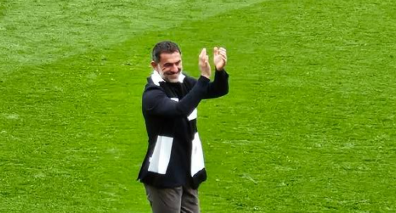 Ο Γιώργος Καραγκούνης αποθεώνεται στο Φούλαμ - Τότεναμ / Screenshot