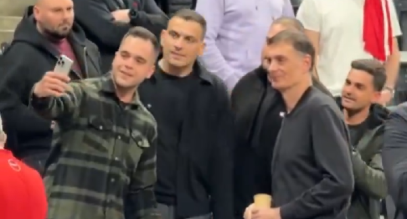 Ο Γιώργος Μπαρτ΄ζώκας με τους φίλους του Ολυμπιακού πριν την αναμέτρηση κόντρα στην Παρί / PrintScreen