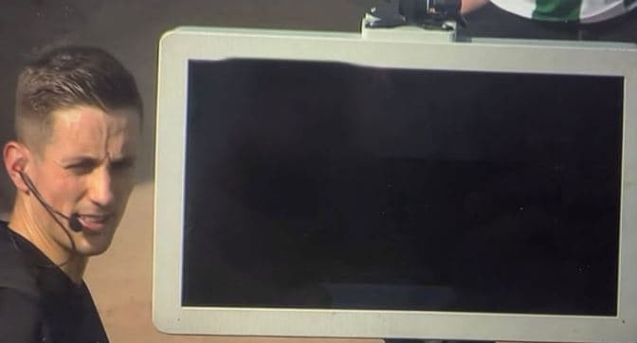 Οπαδοί «μπούκαραν» στο γήπεδο για να αποσυνδέσουν το VAR / Screenshot