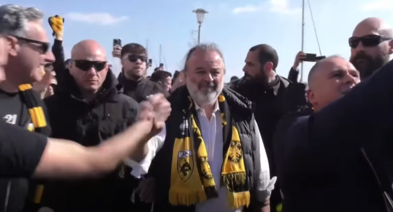 Ο Μάριος Ηλιόπουλος αποθεώθηκε στην παραλία του Βόλου / Screenshot