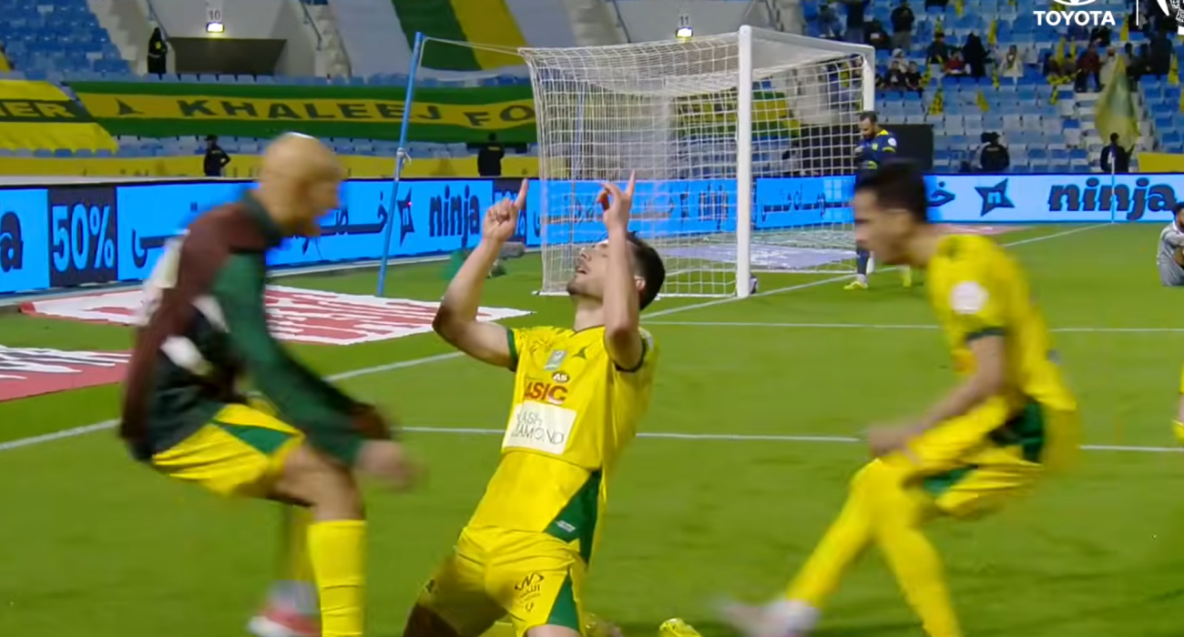 Ο Γιώργος Μασούρας πανηγυρίζει το γκολ του με την Αλ Καλίτζ / Screenshot