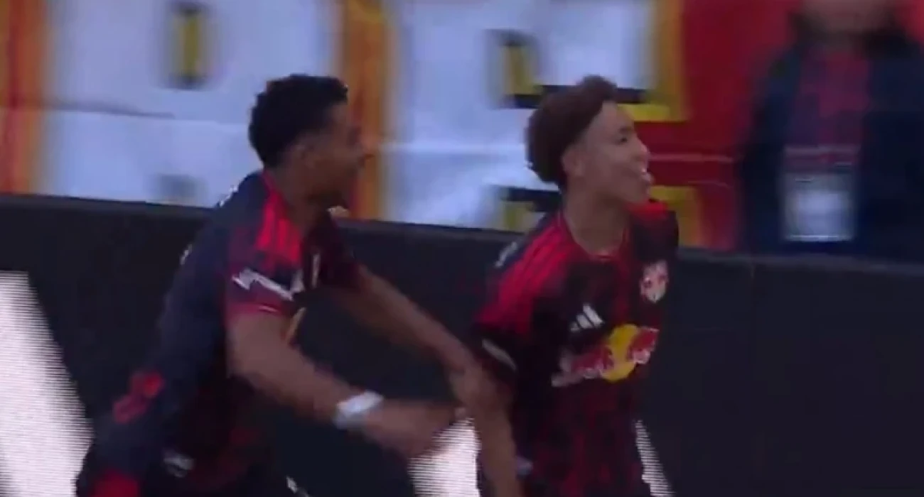 Οι δύο εκ των τριών ποδοσφαιριστών που συνεργάστηκαν για το γκολ / Screenshot