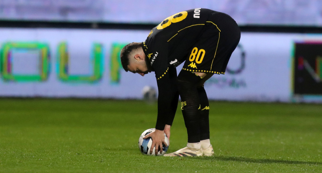 Ο Λορέν Μορόν λίγο πριν αστοχήσει σε πέναλτι στο παιχνίδι Άρης - Ατρόμητος / Πηγή: Intime