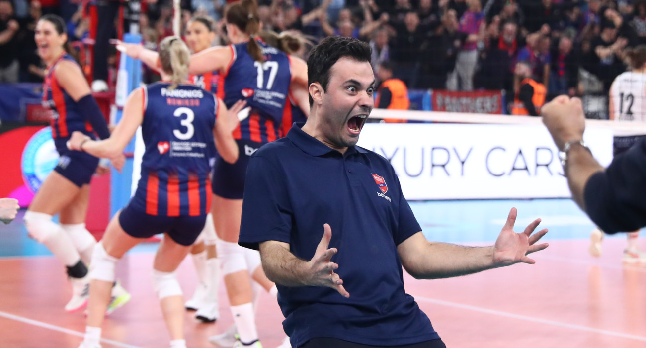 Ο Γιουνούς Οτσάλ πανηγυρίζει στον τελικό του Κυπέλλου Ελλάδας κόντρα στη Θήρα / Πηγή: Intime