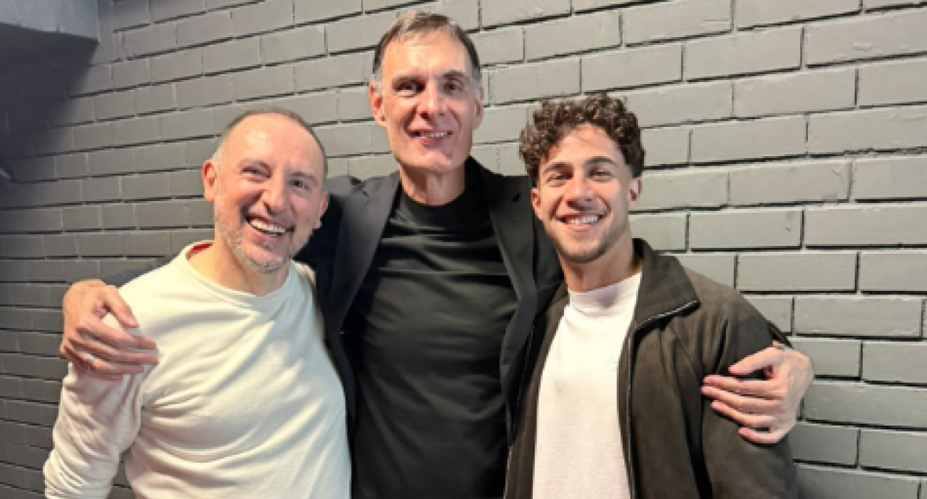 Ο «θερμός» εναγκαλισμός ανάμεσα σε Μπαρτζώκα και Κωστούλα μετά τη νίκη του Ολυμπιακού στο ντέρμπι / OlympiacosBC