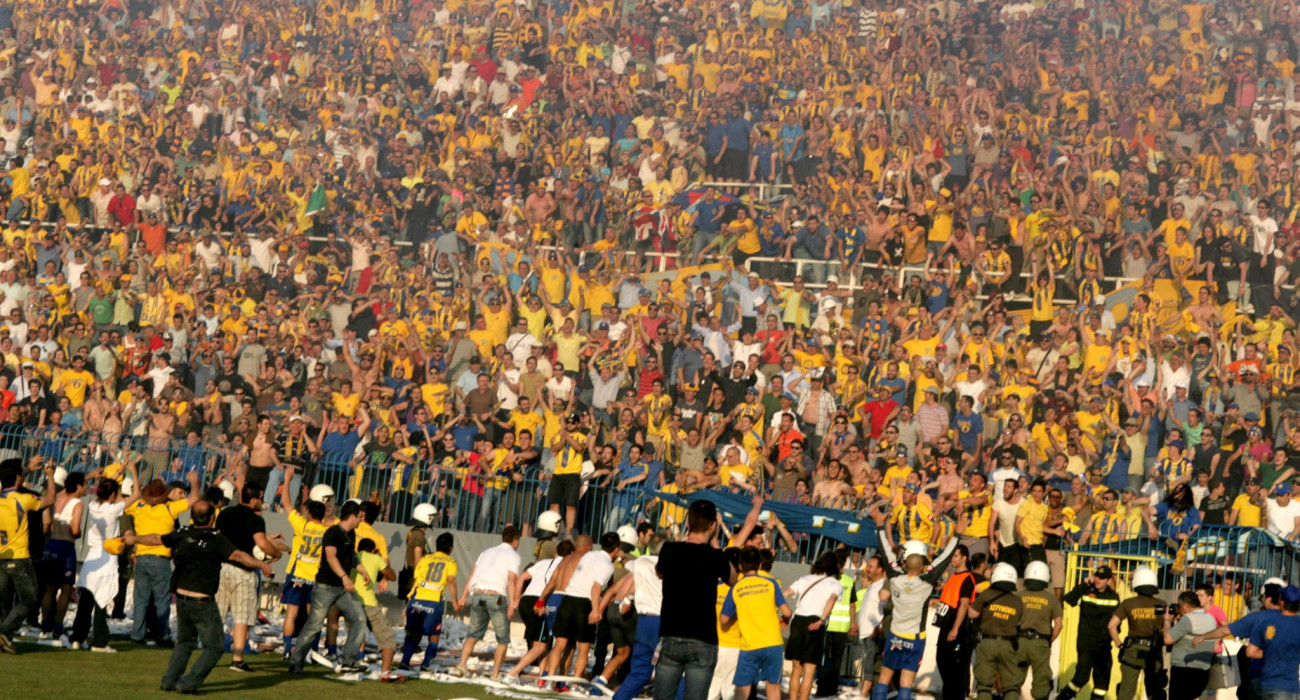 Οι ποδοσφαιριστές του Παναιτωλικού πανηγυρίζουν με τους 9.000 οπαδούς τους την άνοδο στη Β' Εθνική στο μπαράζ της Νέας Σμύρνης με τη Ρ΄όδο / Πηγή: Eurokinissi