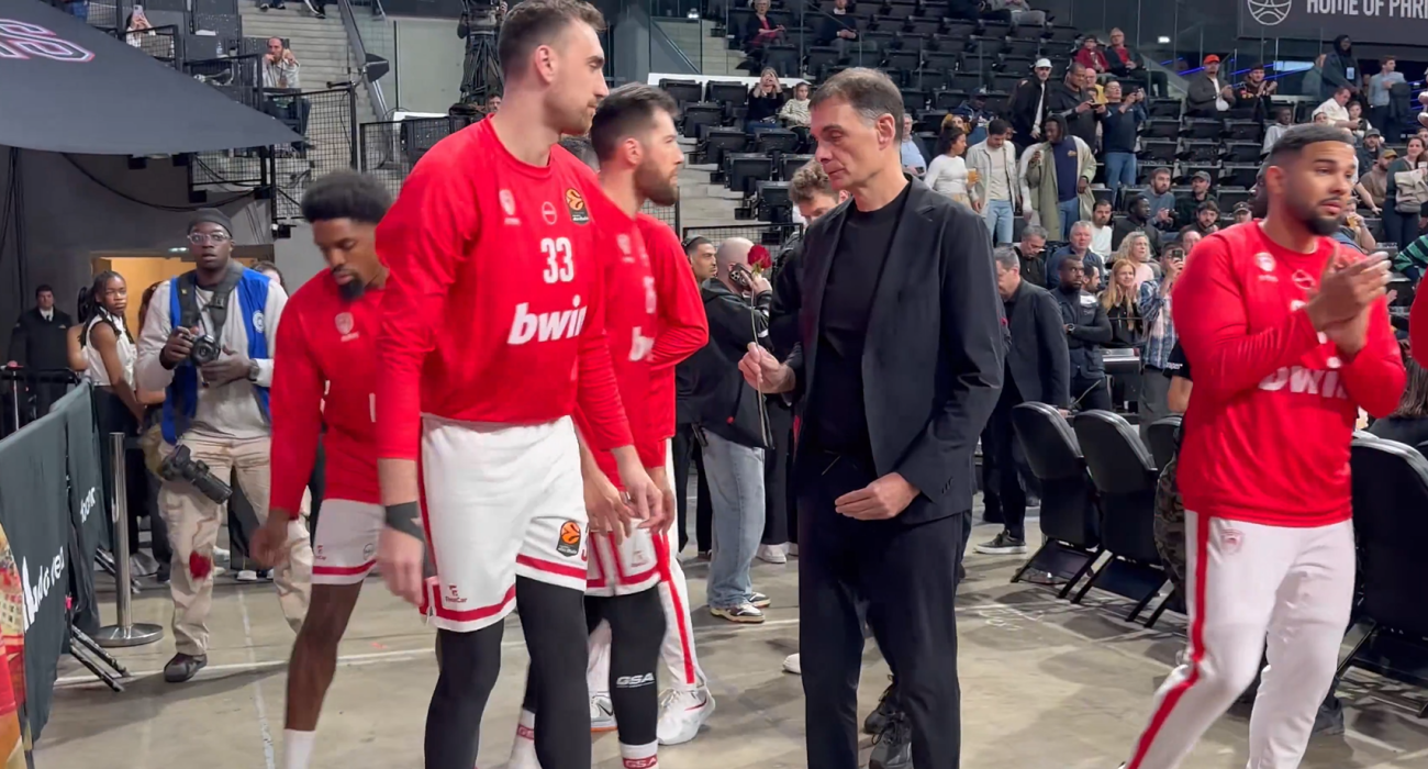 Παίκτες και επιτελείο του Ολυμπιακού εναπόθεσαν τριαντάφυλλα στη μνήμη φίλου της ομάδας / Πηγή: Olympiacos BC