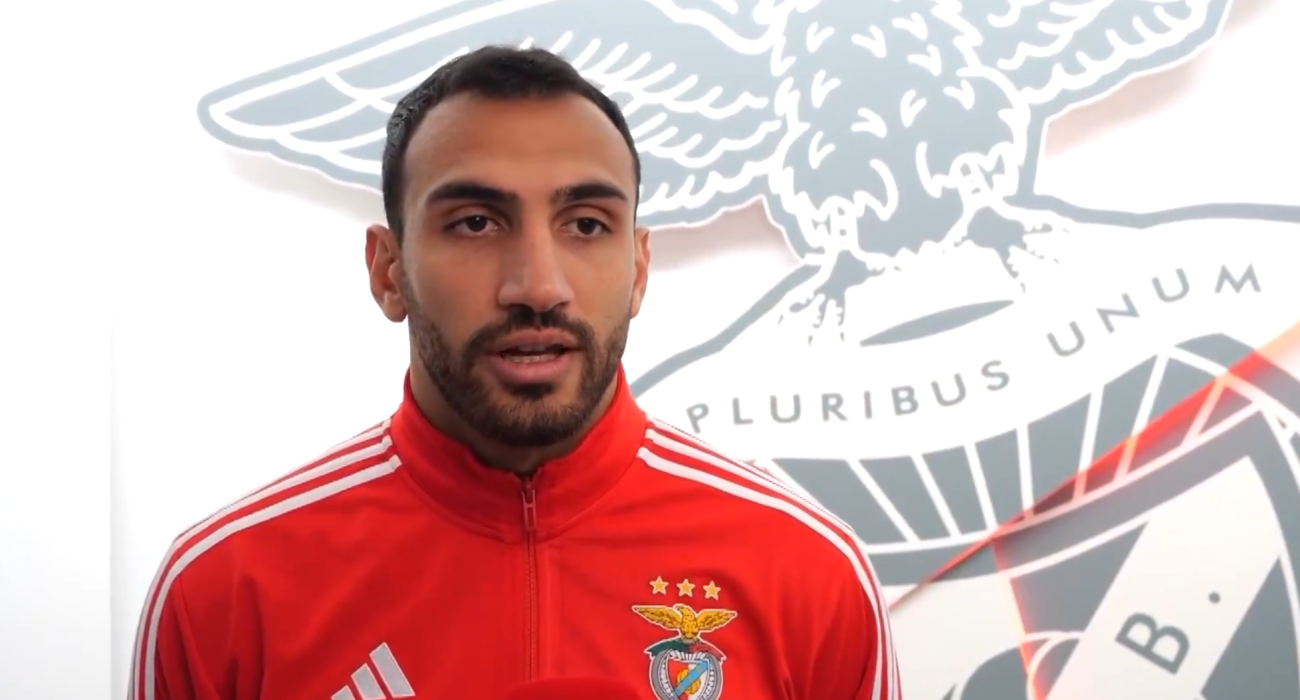 Ο Βαγγέλης Παυλίδης με τη φανέλα της Μπενφίκα / Screenshot