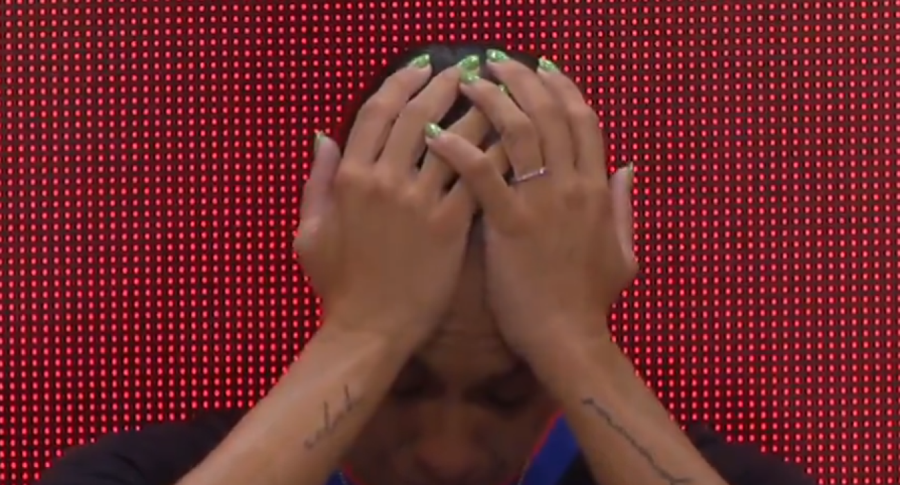 Η Αμερικανίδα ρεφ μετά το χτύπημα στο κεφάλι της απ' την... κάμερα στην Ατλάντα / Screenshot