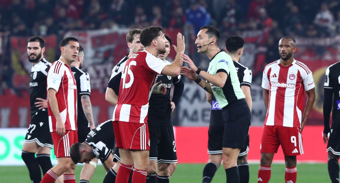 Ο Ρέτσος διαμαρτύρεται στον διαιτητή του ντέρμπι με τον ΠΑΟΚ, υποστηρίζοντας ότι ο Γερεμέγεφ του έριξε αγκωνιά / Πηγή: Intime