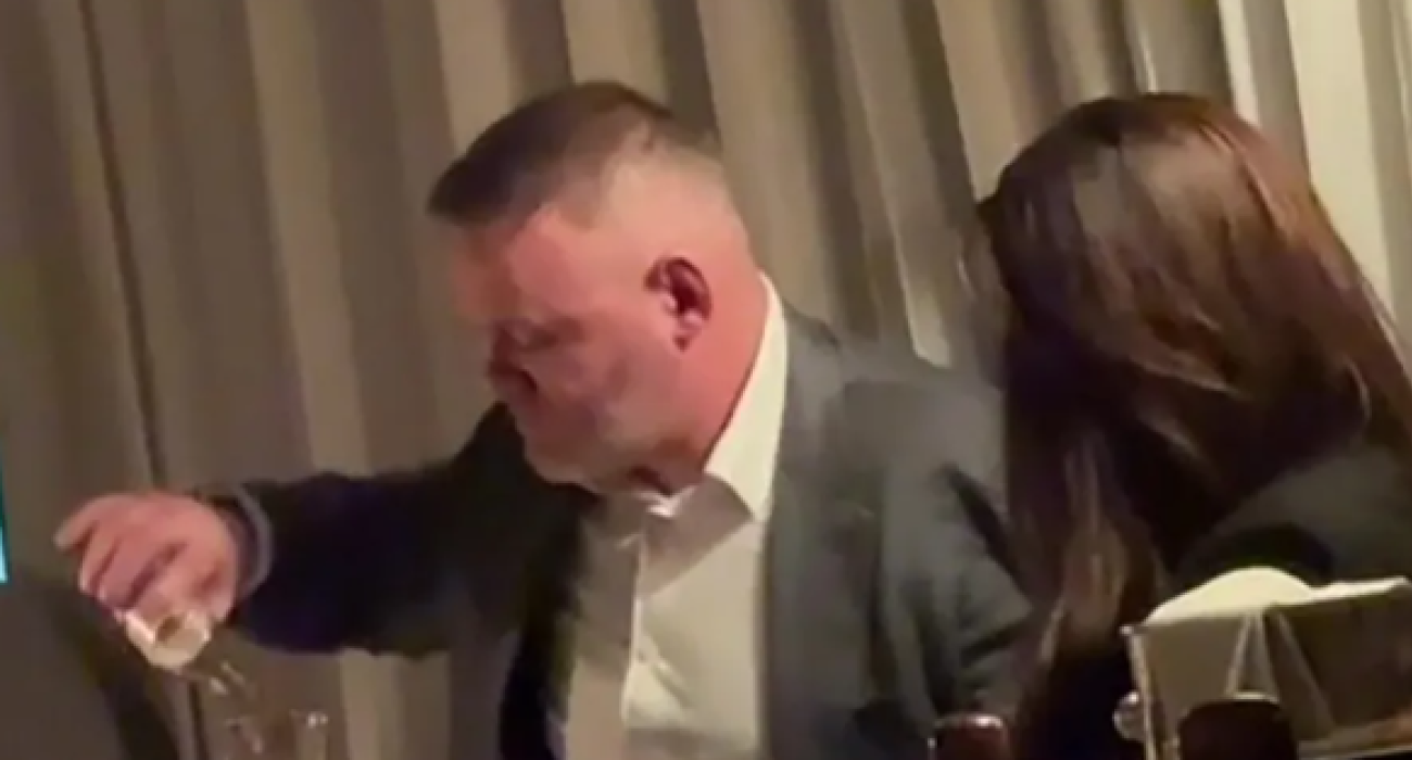 Ο Γουέιν Ρούνει σε ξενοδοχείο του Μάντσεστερ/Screenshot