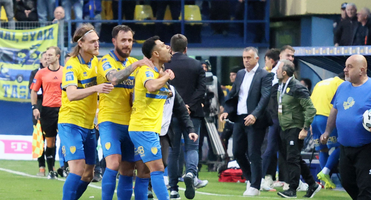 Ο Φάρλεϊ Ρόσα πανηγυρίζει το γκολ της ισοφάρισης του Παναιτωλικού κόντρα στην Κηφισιά / Πηγή: Intime