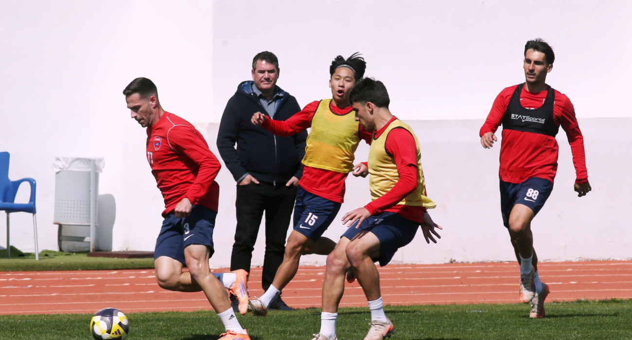 Ο Κώστας Ρούπτσος παρακολούθησε την προπόνηση του Πανιωνίου / Πηγή: Intime