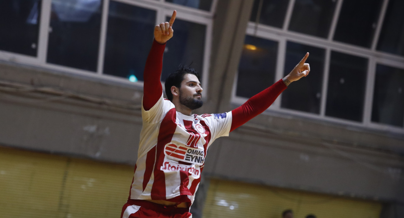 Ο Σάββας Σάββας στον αγώνα του Ολυμπιακού με την ΑΕΚ / Πηγή: Eurokinissi