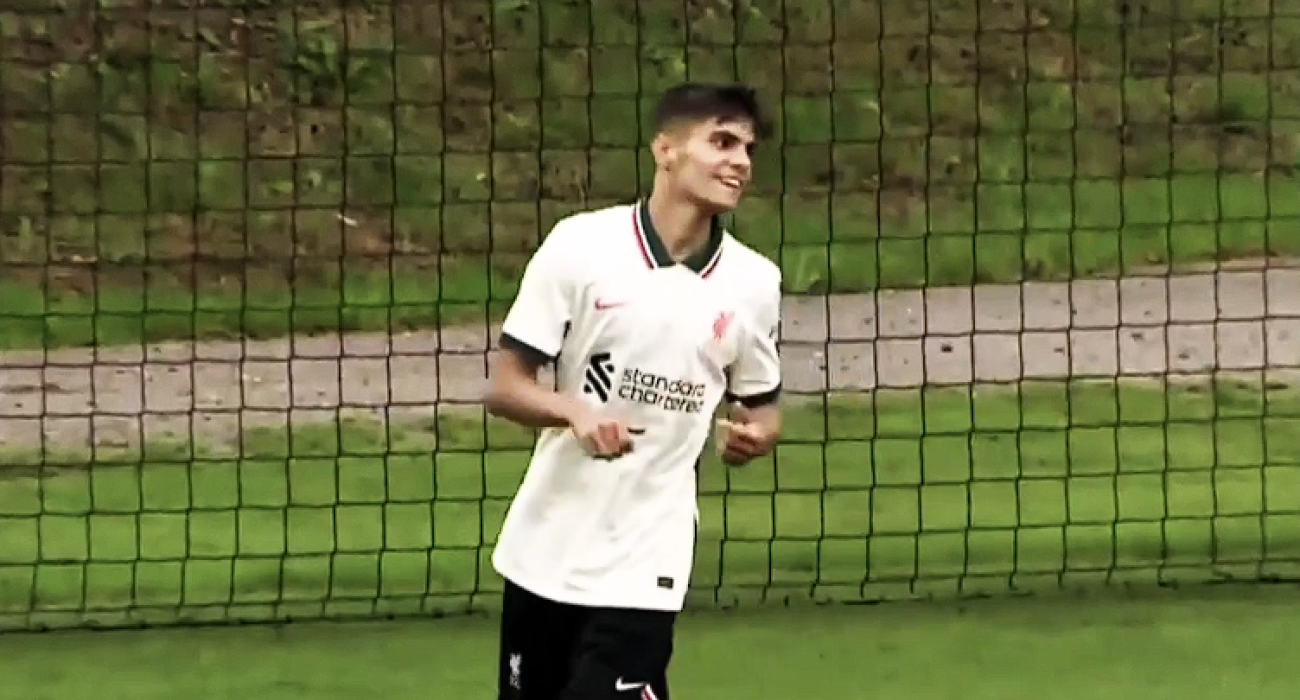 Ο Όκλεϊ Κάνονιερ πανηγυρίζει γκολ με την φανέλα της Λίβερπουλ / Screenshot