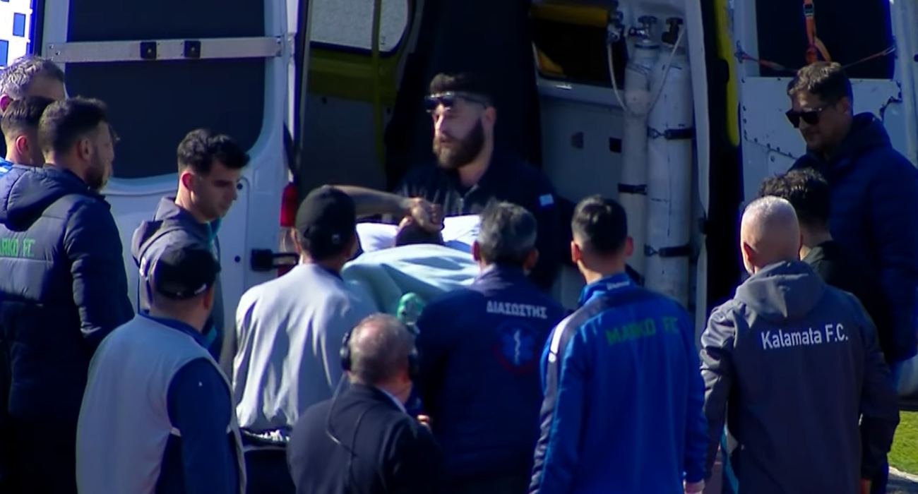 Με ασθενοφόρο αποχώρησε ο Σεμπά από το γήπεδο, με ανησυχία για τον τραυματισμό του / Screenshot