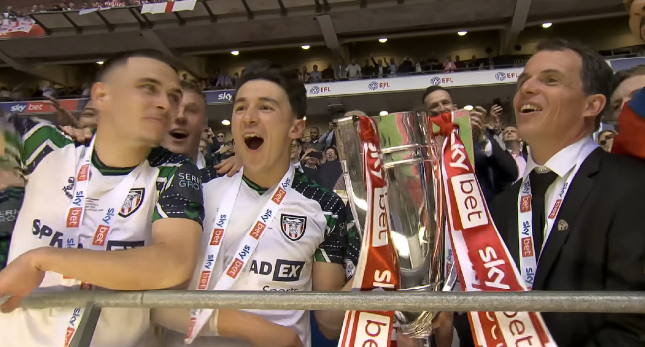 Oι ποδοσφαιριστές της Σάντερλαντ πανηγυρίζουν την άνοδο στην Premier League / Screenshot