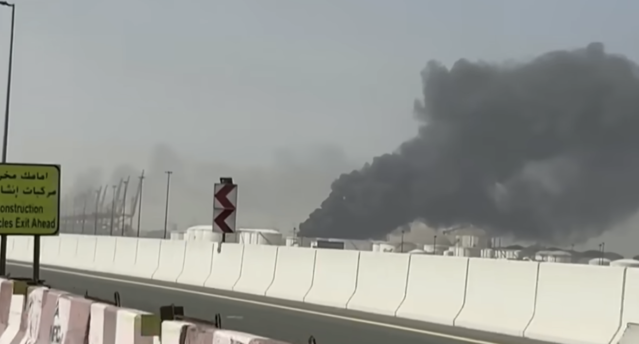 Η στιγμή που το διυλιστήριο κοντά στην πίστα της Τζέντα δέχεται επίθεση από πυραύλους / PrintScreen