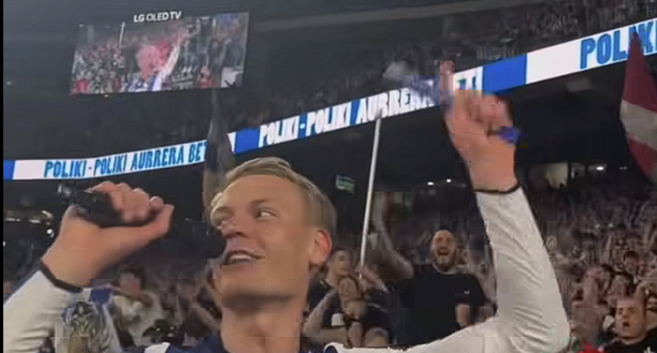 Ο Όρι Όσκαρσον πανηγυρίζει την πρόκριση της Σοσιεδάδ μαζί με τους φιλάθλους της / Screenshot