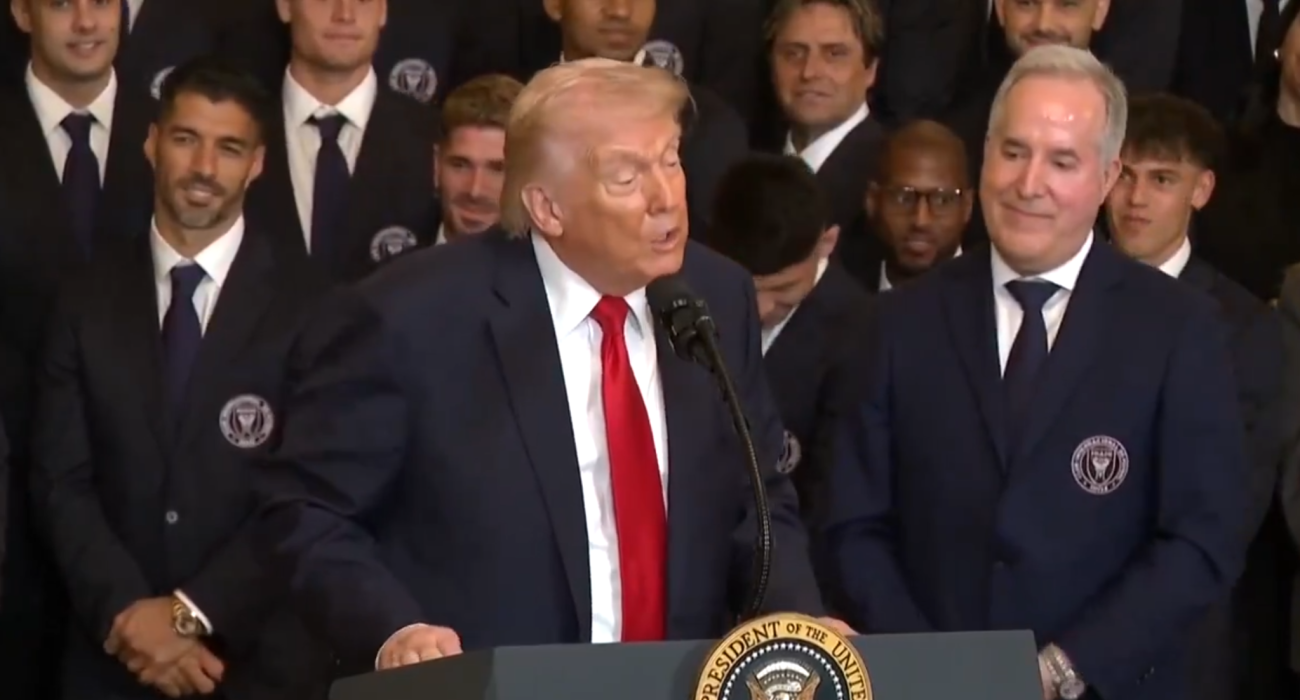 Πρώην προπονητής των Άρη και Ηρακλή βρέθηκε στην εκδήλωση του Τραμπ δίπλα στον Μέσι / Screenshot