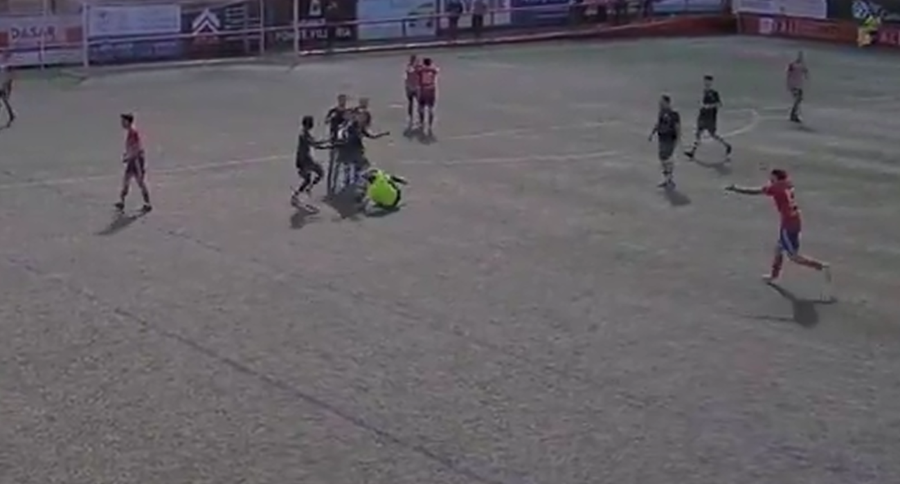 Παίκτης γρονθοκόπησε διαιτητή και η ομάδα του τον υπερασπίστηκε / Screenshot