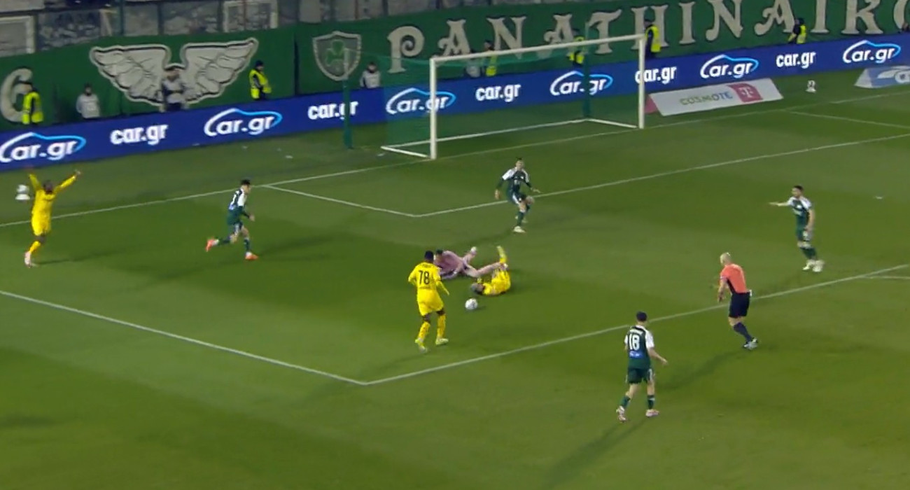 Η πτώση του Αλφαρέλα από τον Λαφόν για την οποία ο Άρης ζήτησε πέναλτι στο 85' του αγώνα με τον Παναθηναϊκό / screenshot