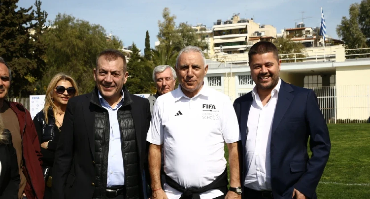 Ο Χρίστο Στόιτσκοφ με τον Μάκη Γκαγκάτση και τον Γιάννη Βρούτση / Πηγή: ΕΠΟ